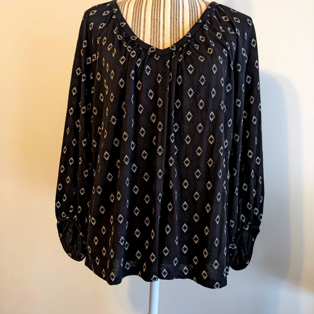 Old Navy V-neck geometric print top